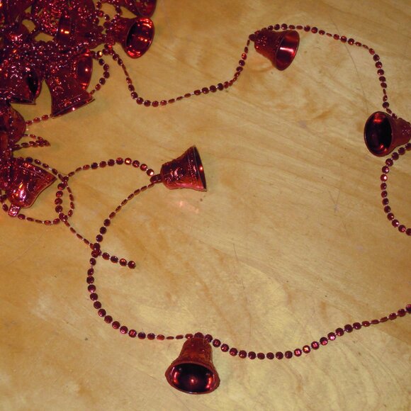 9 String Lot Vintage Metallic Red Plastic Beaded Christmas Garland Bells Musical - Picture 6 of 6
